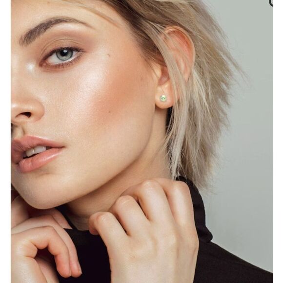 NEW NEW 14K WHITE GOLD PERIDOT STUD EARRINGS - Picture 3 of 6